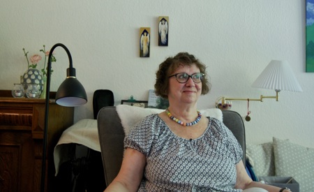 Linda sidder i sin stue