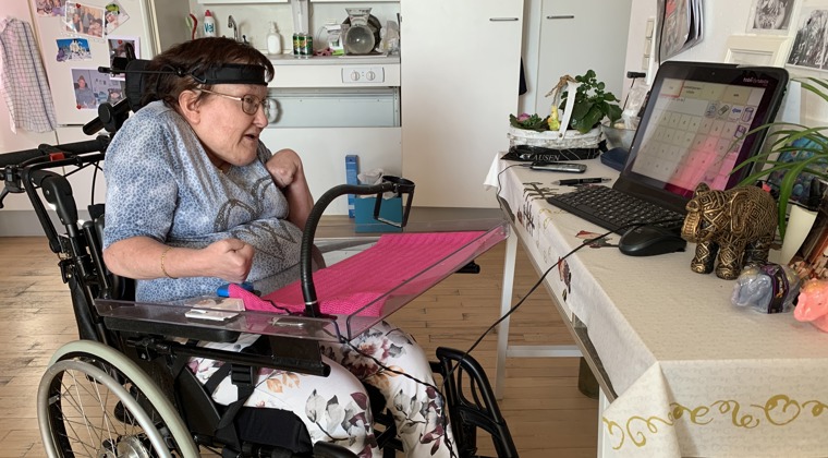 Billede af Tove Rose, der bruger sit nye program