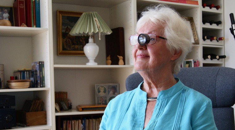På billedet ser vi Tove Marie, der ser fjernsyn ved hjælp af en kikkertbrille. 