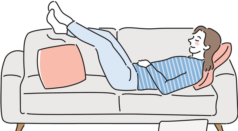 På billedet ligger en kvinde på en sofa og slapper af